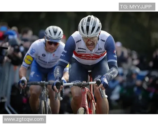 前进鹰与阿青年激战正酣谁能在这场较量中脱颖而出争夺胜利