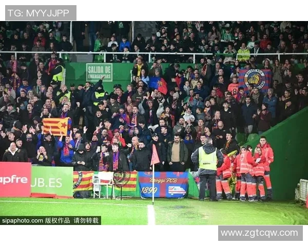 曼联传奇与巴萨名宿同场竞技重温经典对决的荣耀时刻