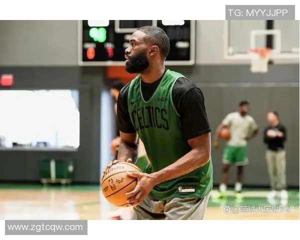 杰伦布朗如何在NBA赛场上展现领袖风范与卓越球技